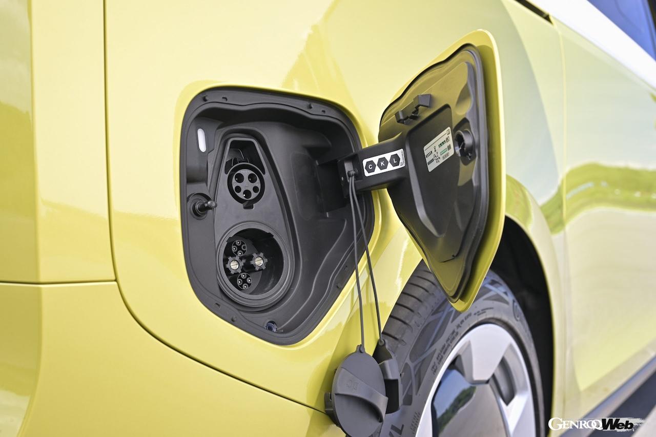 「フォルクスワーゲン ID. Buzz Pro ロングホイールベース」の充電シーン。