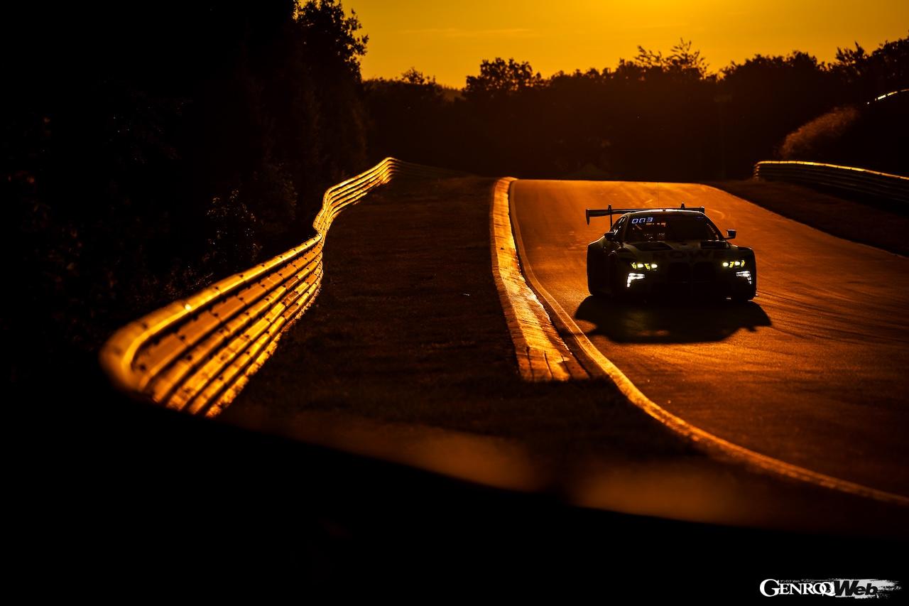 ROWEレーシングのBMW M4 GT3 エボ 98号車が、2025年のニュルブルクリンク24時間レースにおいて総合優勝を飾った。