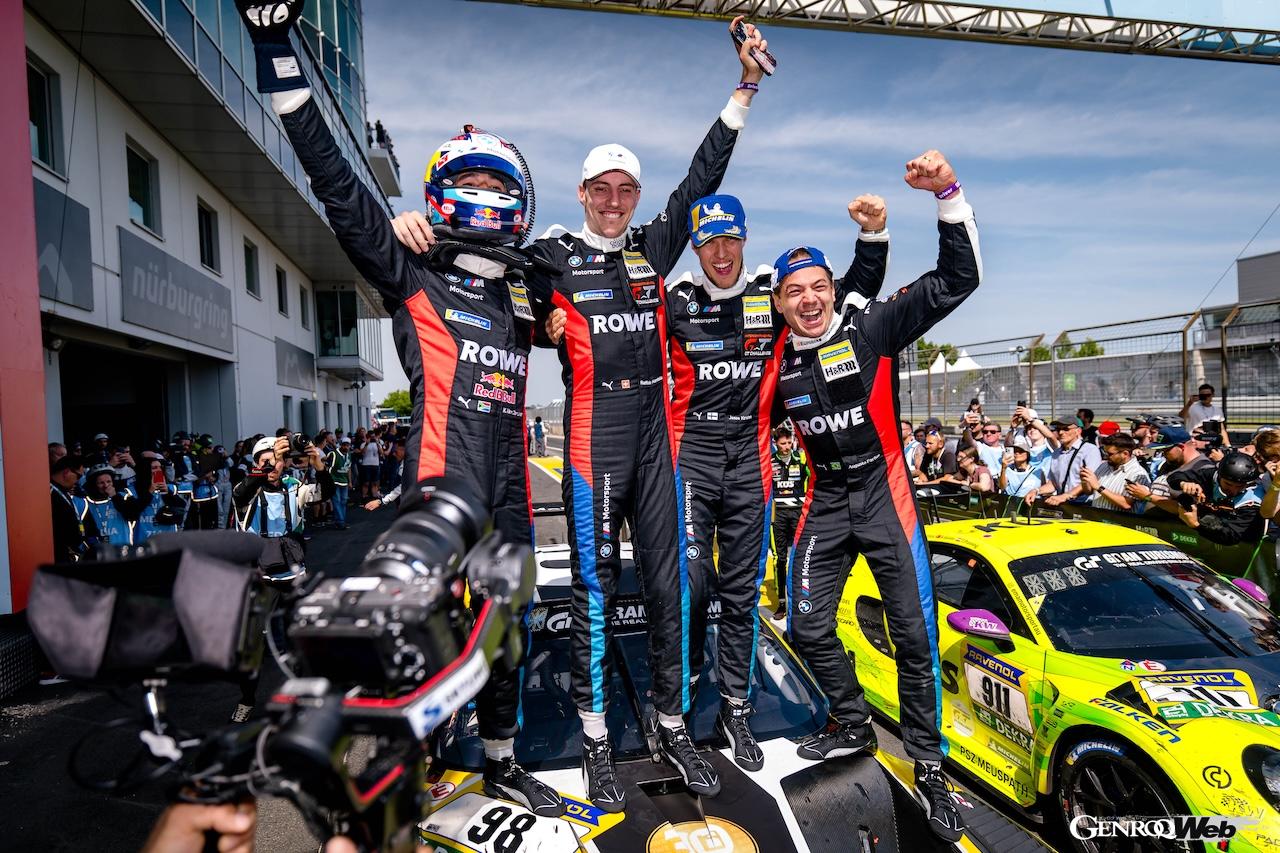 ROWEレーシングのBMW M4 GT3 エボ 98号車が、2025年のニュルブルクリンク24時間レースにおいて総合優勝を飾った。