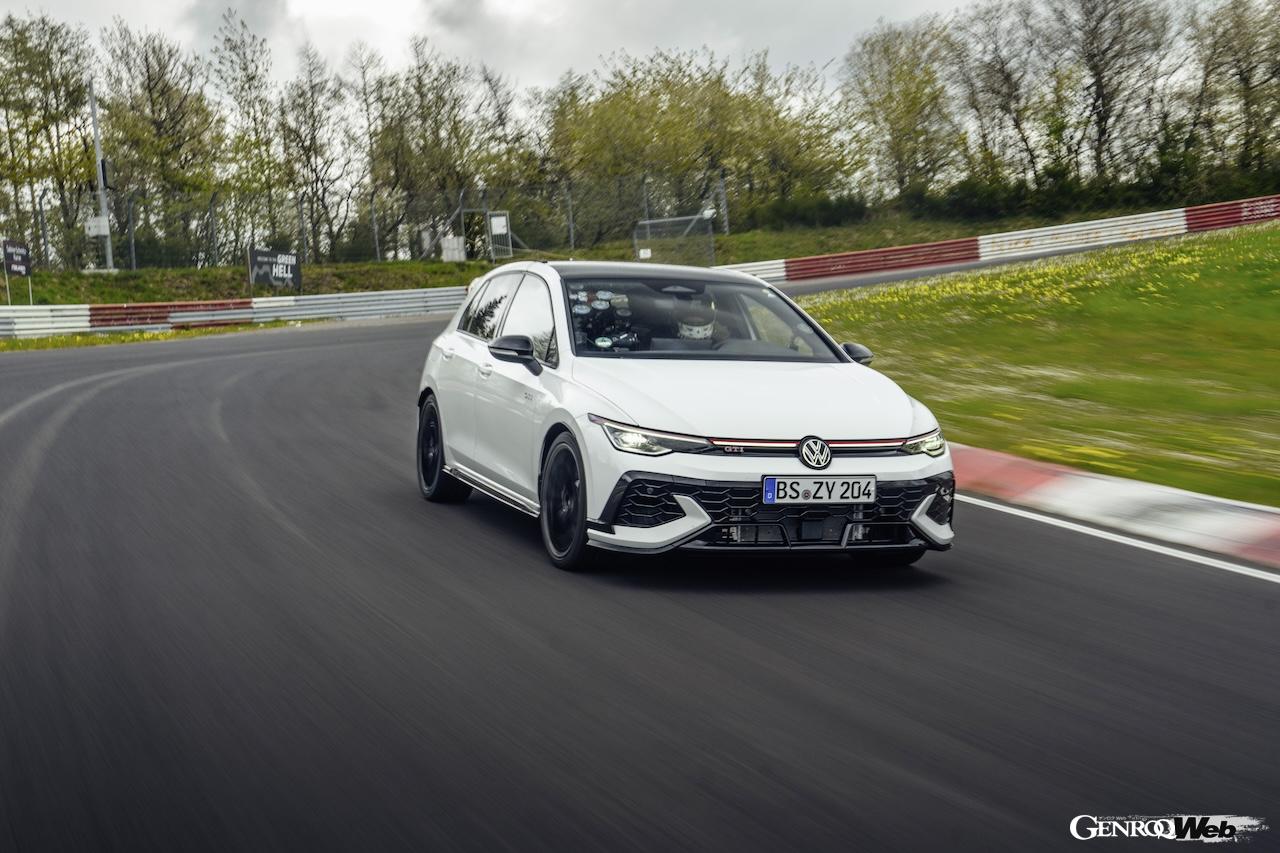 「フォルクスワーゲン ゴルフ GTI エディション 50」の走行シーン。