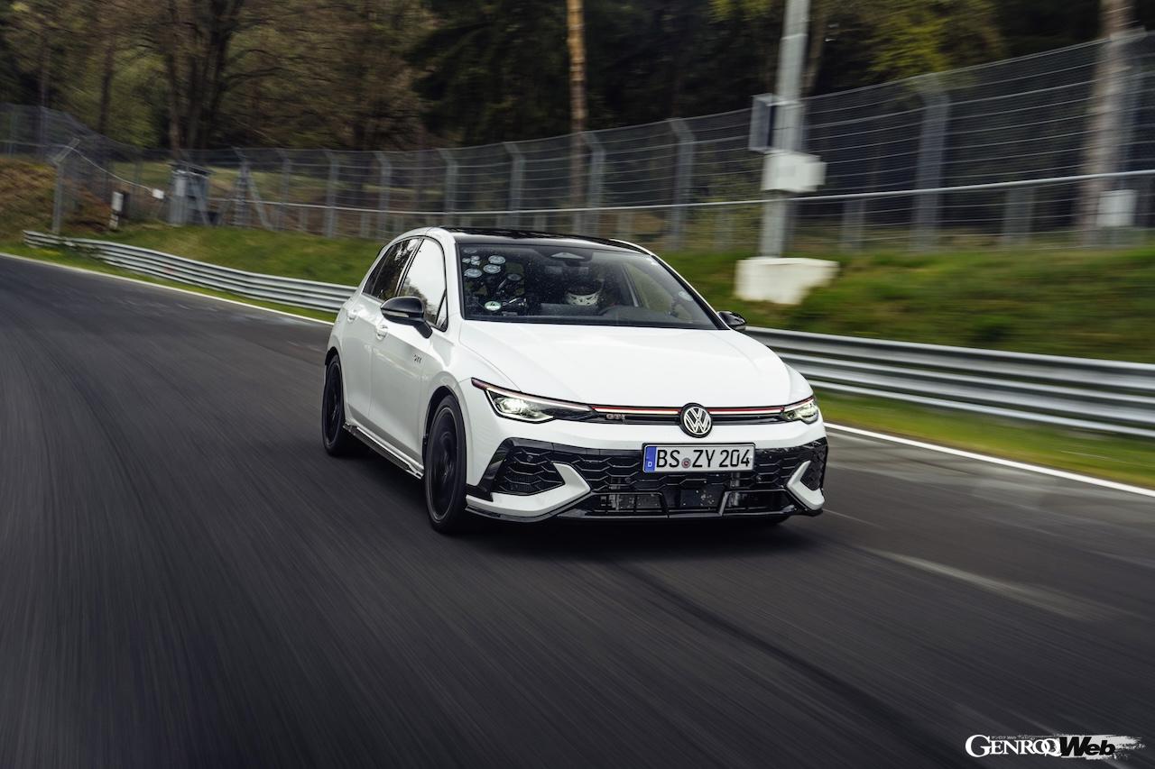 「フォルクスワーゲン ゴルフ GTI エディション 50」の走行シーン。