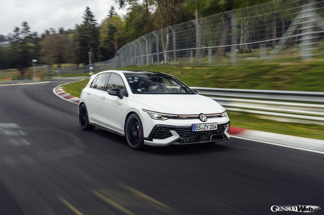 「フォルクスワーゲン ゴルフ GTI エディション 50」の走行シーン。