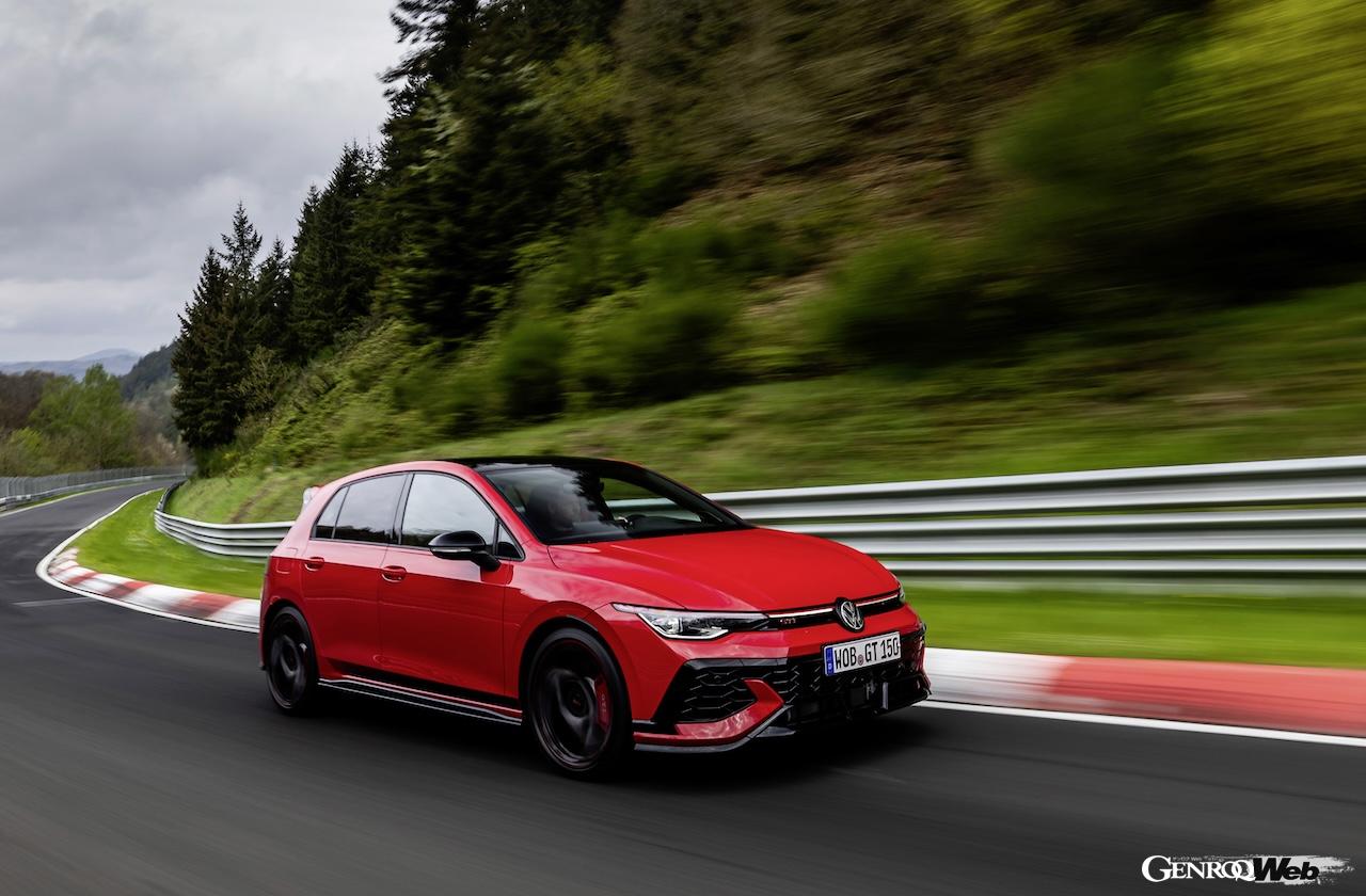 「フォルクスワーゲン ゴルフ GTI エディション 50」の走行シーン。