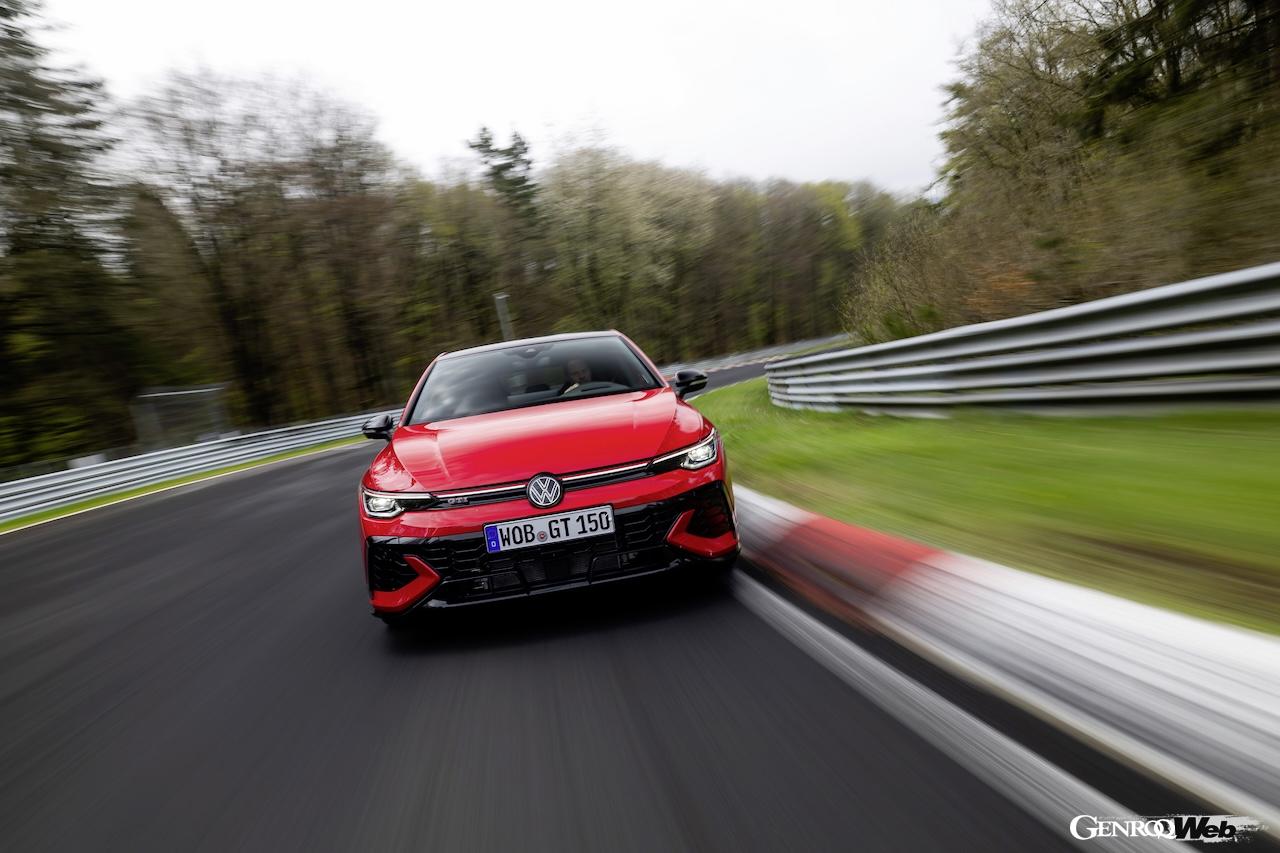 「フォルクスワーゲン ゴルフ GTI エディション 50」の走行シーン。