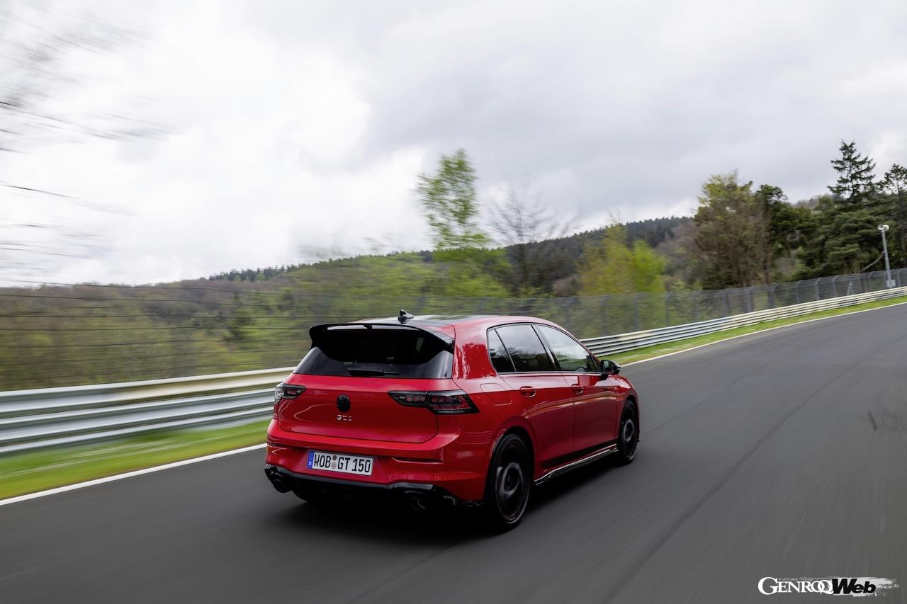 「フォルクスワーゲン ゴルフ GTI エディション 50」の走行シーン。