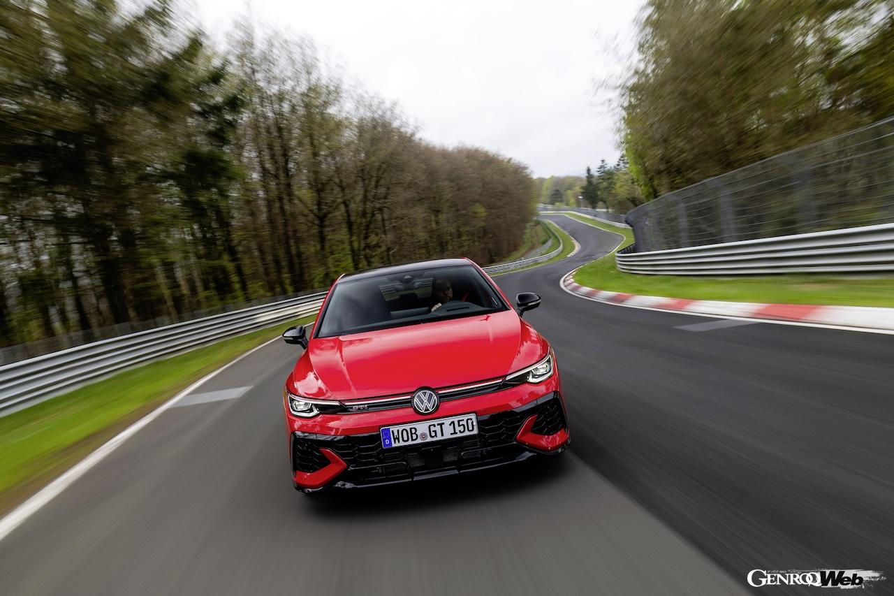 「フォルクスワーゲン ゴルフ GTI エディション 50」の走行シーン。