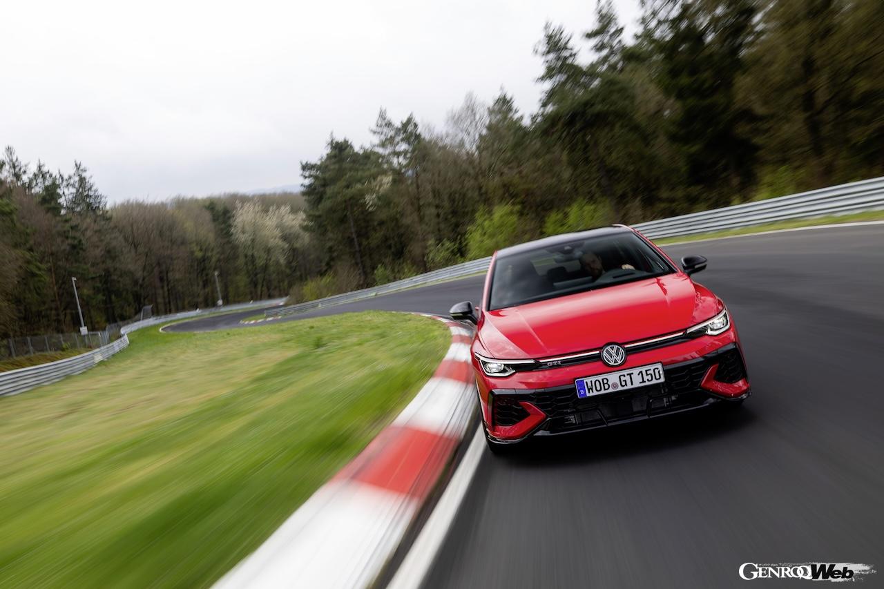 「フォルクスワーゲン ゴルフ GTI エディション 50」の走行シーン。