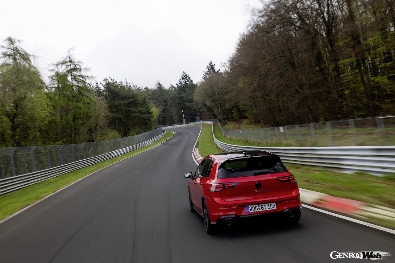 「フォルクスワーゲン ゴルフ GTI エディション 50」の走行シーン。