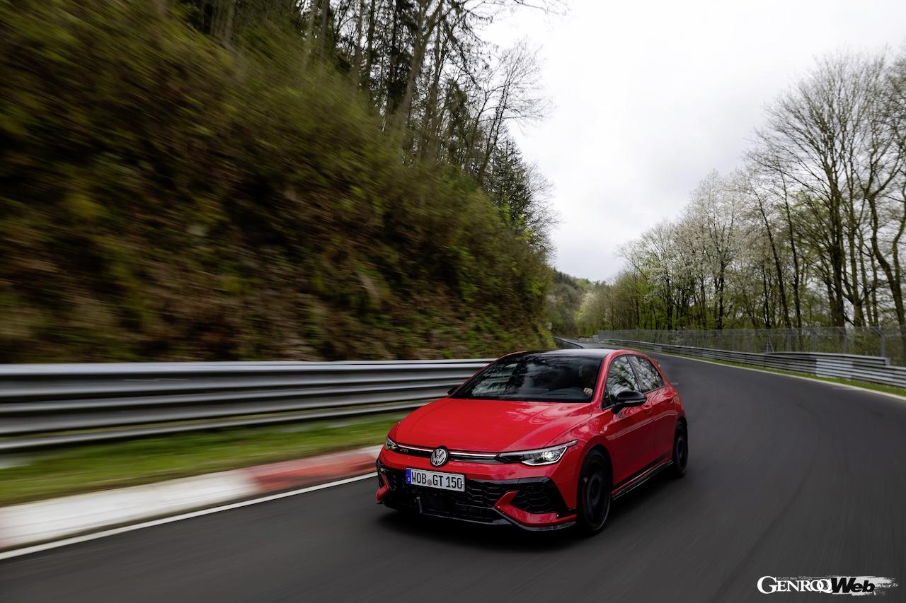 「フォルクスワーゲン ゴルフ GTI エディション 50」の走行シーン。