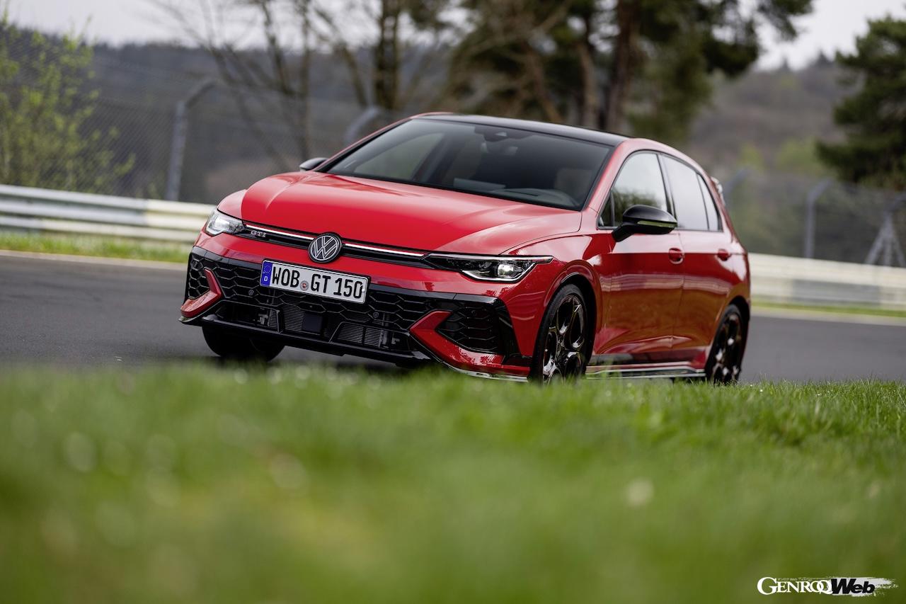 「フォルクスワーゲン ゴルフ GTI エディション 50」の走行シーン。