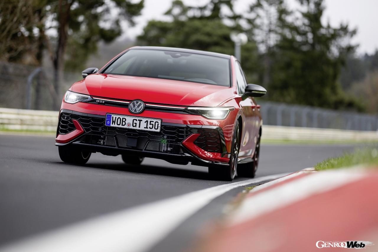 「フォルクスワーゲン ゴルフ GTI エディション 50」の走行シーン。