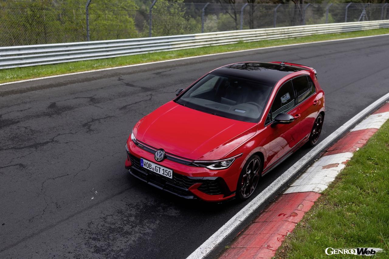 「フォルクスワーゲン ゴルフ GTI エディション 50」の走行シーン。