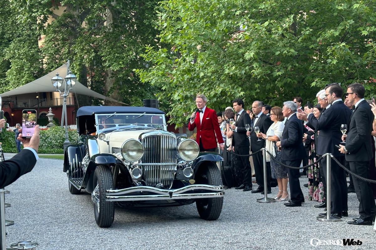 デューセンバーグ モデル Jの横で解説するサイモン・キッドストン。