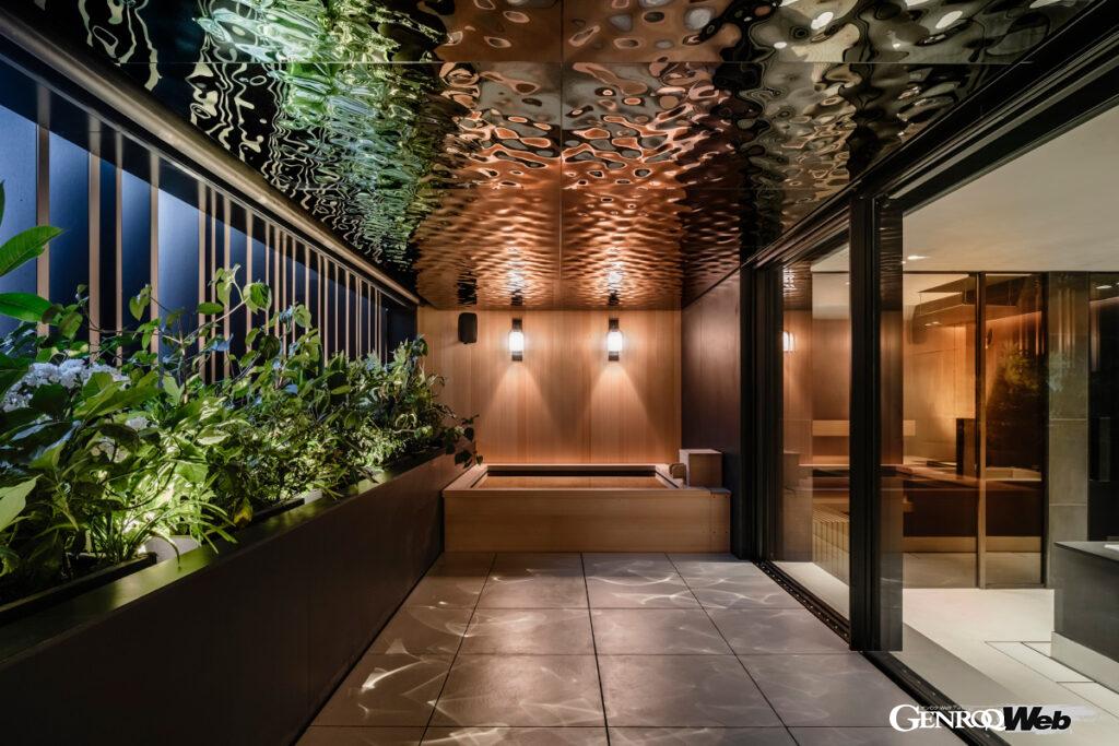 ファサード裏にある檜風呂。