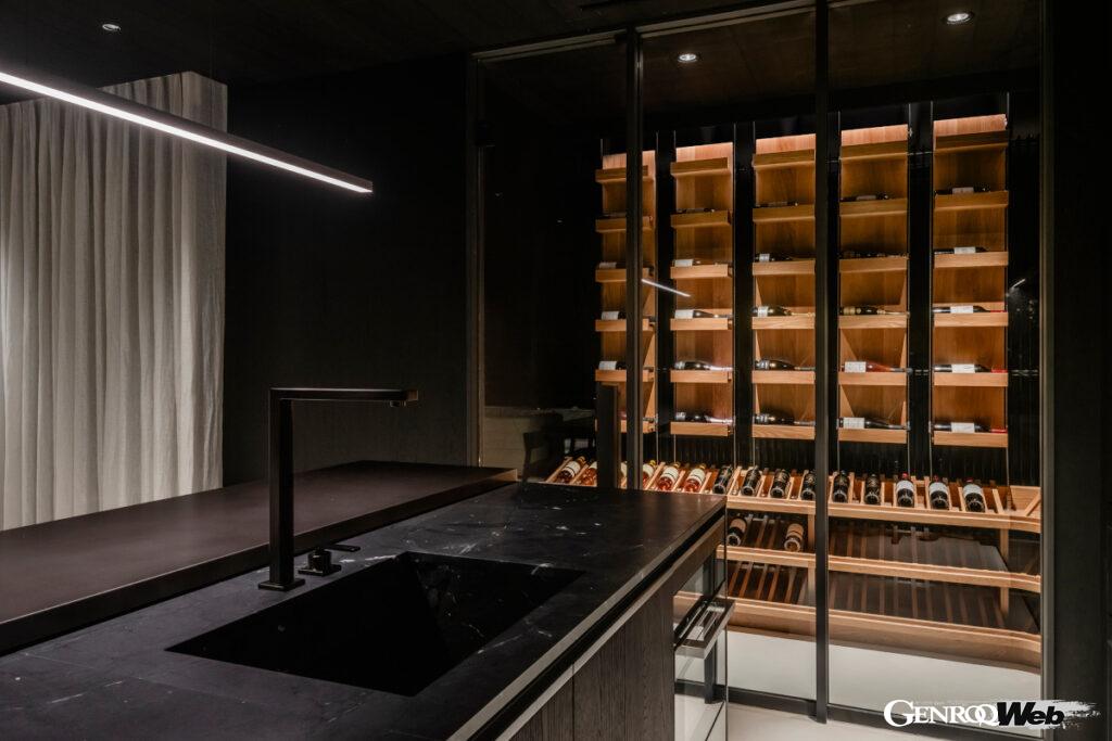 キッチンにつながるワインセラー。