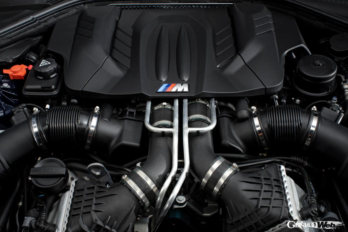 4.4リッターV型8気筒DOHC32バルブツインスクロールツインターボ。