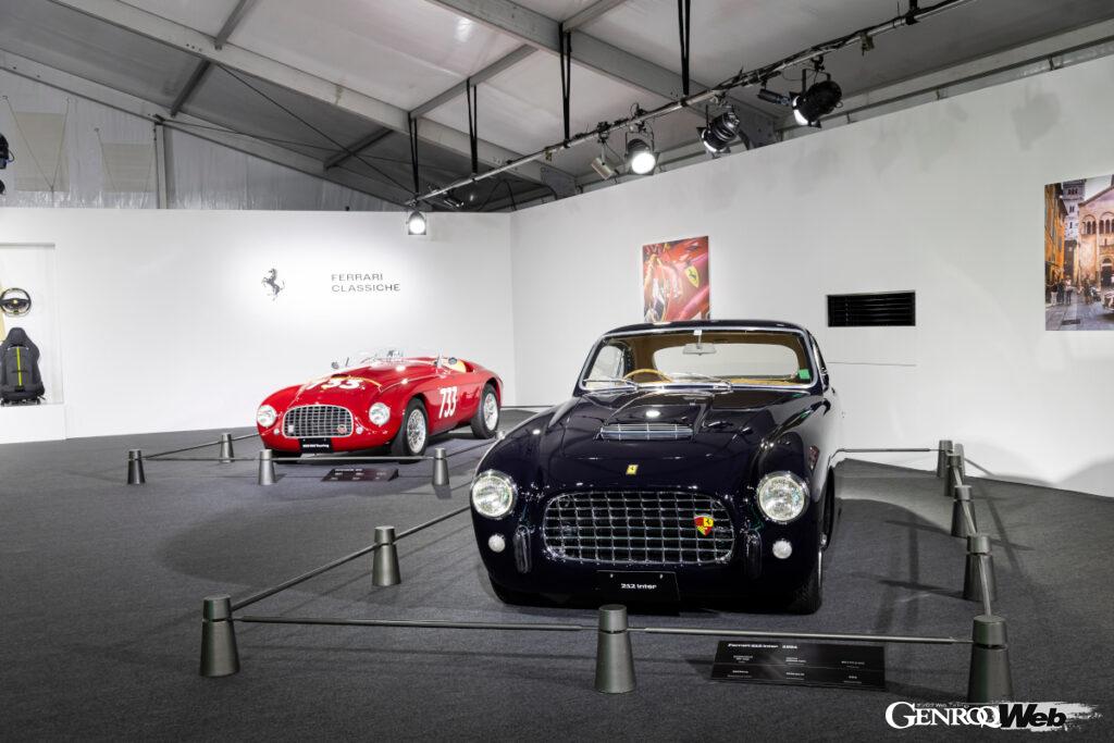 クラシケ認定車両「212 インテル」（手前）、「166 MM ツーリング」