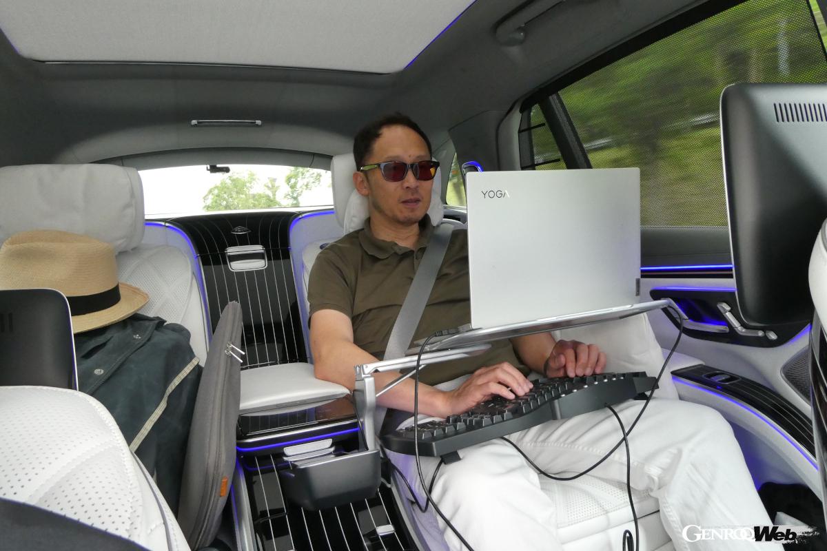 前後席に備わるエナジャイジングコンフォート・プログラムを試す。後席ではやり残した仕事も捗るというものだ。