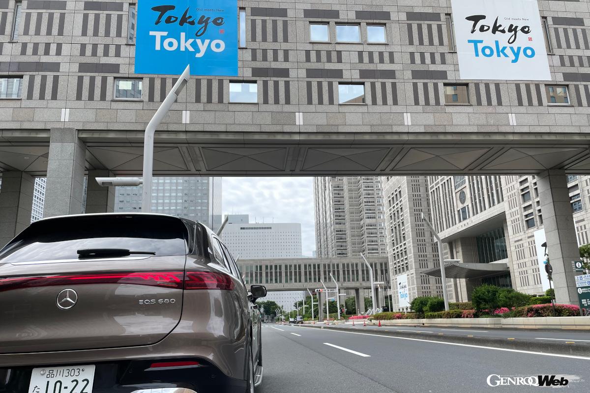 「メルセデス・マイバッハ EQS 680 SUV」で東京を出発。