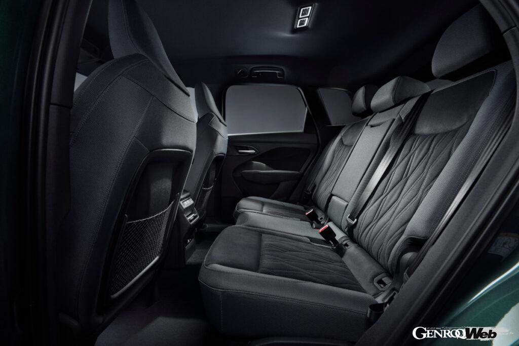 室内は5人がしっかりと座れるスペースを確保。