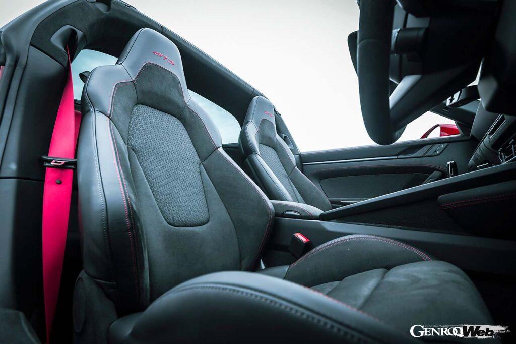 オープン時の開放感はカブリオレに劣らない。GTSのロゴ入りのシートはオプションのアダプティブシートプラス。