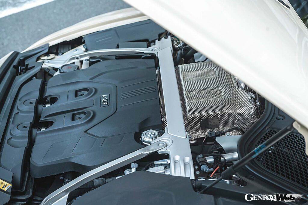 W12気筒を廃止し、4.0リッターV8ツインターボにモーターを組み合わせるハイブリッドモデルへと進化を遂げた新型フライングスパー・スピード。その走りは非常にスポーティだ。
