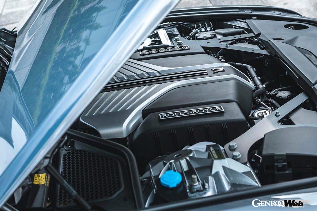 いまや貴重な6.75リッターV型12気筒自然吸気エンジンを搭載するロールス・ロイス ゴースト・シリーズII。低速から豊かなトルクが湧き出る。
