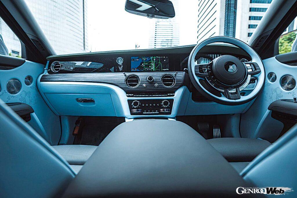 シリーズIIとなり、助手席側には台座に配された精巧なスピリット・オブ・エクスタシーのフィギュアが室内を彩る。後部座席は珠玉のおもてなし空間だ。