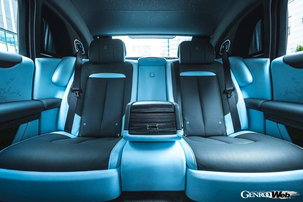 シリーズIIとなり、助手席側には台座に配された精巧なスピリット・オブ・エクスタシーのフィギュアが室内を彩る。後部座席は珠玉のおもてなし空間だ。