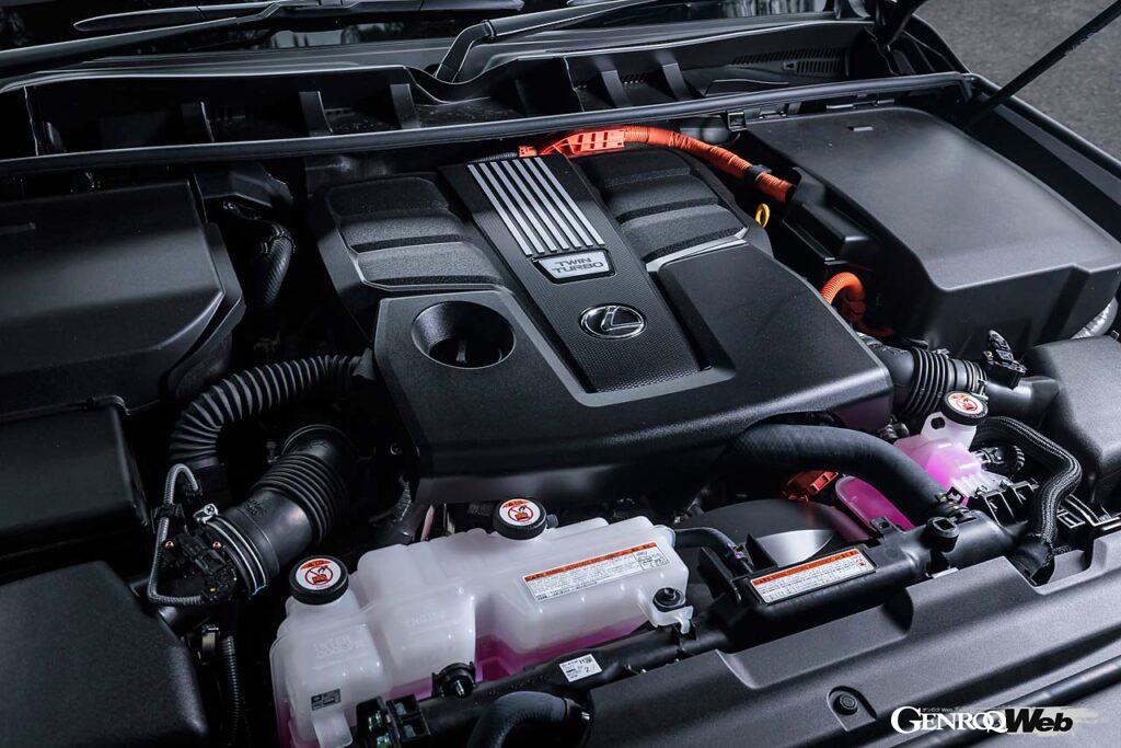 LX700hの3.5リッターV6ツインターボ。オレンジ色の高電圧ケーブルがハイブリッドの証だ。システム出力は463PS/790Nmで、これはLX600に比べ48PS/140Nm高い数値となる。