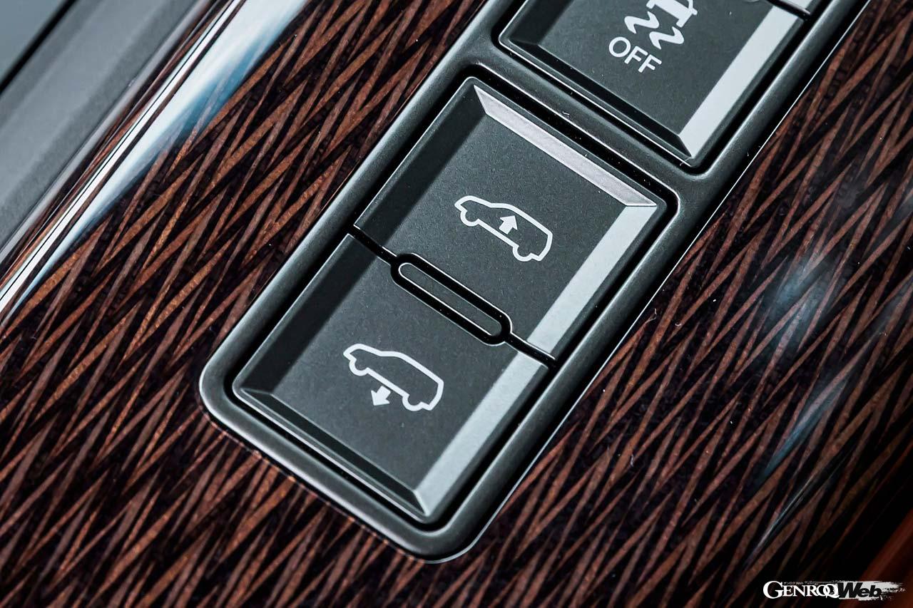 AWDの作動状況を示すGX550のモニターとLX600hの車高調整スイッチ。AWDシステムの基本構成は共通だが、LXは油圧で車高を上昇させることで路面との干渉を回避できるのがアドバンテージ。オフロード用の走行モード調整システムは「マルチテレインセレクト」と呼ばれ、「オート」「ダート」「砂」「泥」「深雪」「岩」が用意される。