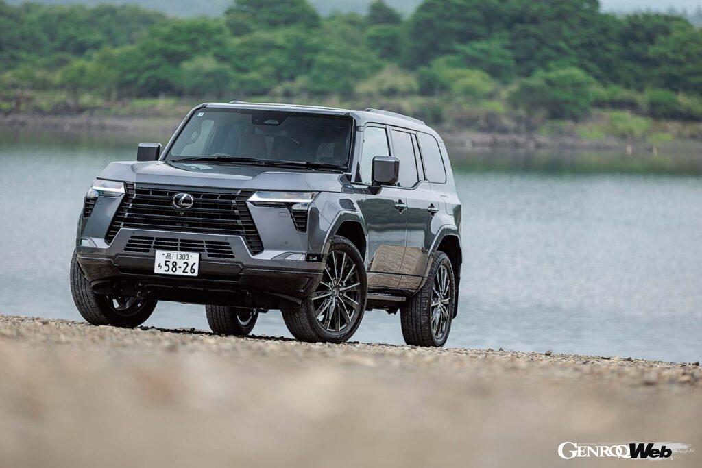 2024年に限定リリースされたGXが通常モデルとして販売を開始。ラインナップはオフロード仕様「オーバートレイル＋」とラグジュアリー仕様「バージョンL（写真）」の2種類。ベースはランドクルーザー250だが、インパネやセンターコンソールはGX向けに一新されている。乗車定員はオーバートレイル＋が5名、バージョンLは7名。後者のラゲッジルーム容量は7名乗車時171リットル、5名乗車時949リットル、2名乗車時2100リットル。タイヤサイズは前後265/50R22だ。