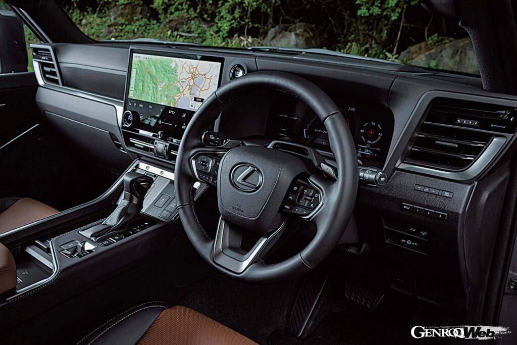 2024年に限定リリースされたGXが通常モデルとして販売を開始。ラインナップはオフロード仕様「オーバートレイル＋」とラグジュアリー仕様「バージョンL（写真）」の2種類。ベースはランドクルーザー250だが、インパネやセンターコンソールはGX向けに一新されている。乗車定員はオーバートレイル＋が5名、バージョンLは7名。後者のラゲッジルーム容量は7名乗車時171リットル、5名乗車時949リットル、2名乗車時2100リットル。タイヤサイズは前後265/50R22だ。