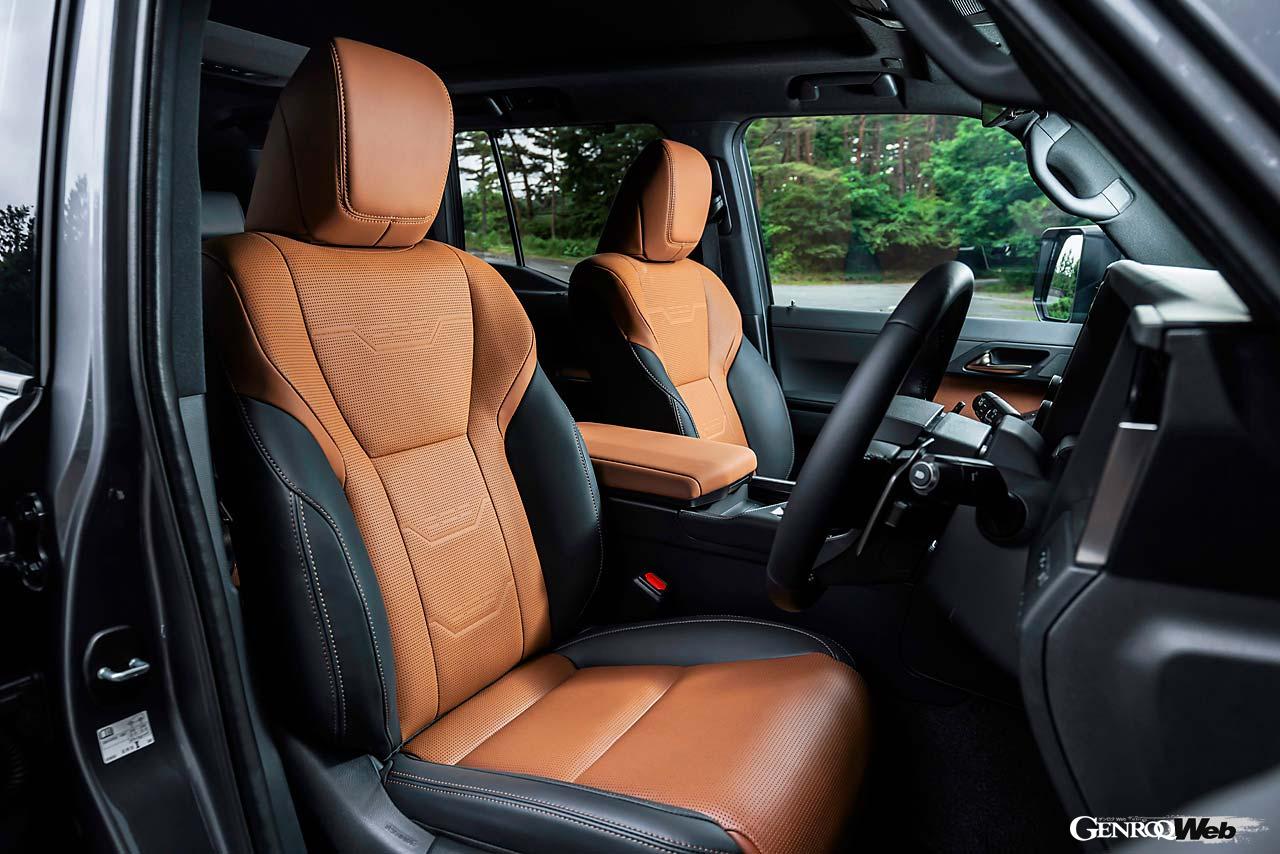 2024年に限定リリースされたGXが通常モデルとして販売を開始。ラインナップはオフロード仕様「オーバートレイル＋」とラグジュアリー仕様「バージョンL（写真）」の2種類。ベースはランドクルーザー250だが、インパネやセンターコンソールはGX向けに一新されている。乗車定員はオーバートレイル＋が5名、バージョンLは7名。後者のラゲッジルーム容量は7名乗車時171リットル、5名乗車時949リットル、2名乗車時2100リットル。タイヤサイズは前後265/50R22だ。