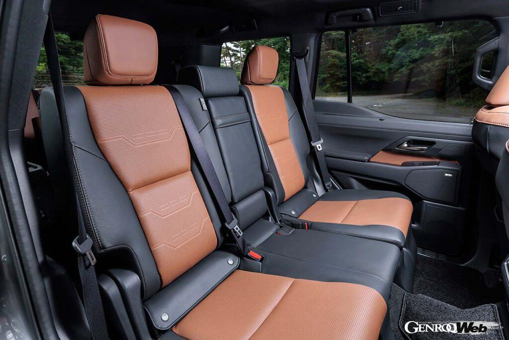 2024年に限定リリースされたGXが通常モデルとして販売を開始。ラインナップはオフロード仕様「オーバートレイル＋」とラグジュアリー仕様「バージョンL（写真）」の2種類。ベースはランドクルーザー250だが、インパネやセンターコンソールはGX向けに一新されている。乗車定員はオーバートレイル＋が5名、バージョンLは7名。後者のラゲッジルーム容量は7名乗車時171リットル、5名乗車時949リットル、2名乗車時2100リットル。タイヤサイズは前後265/50R22だ。