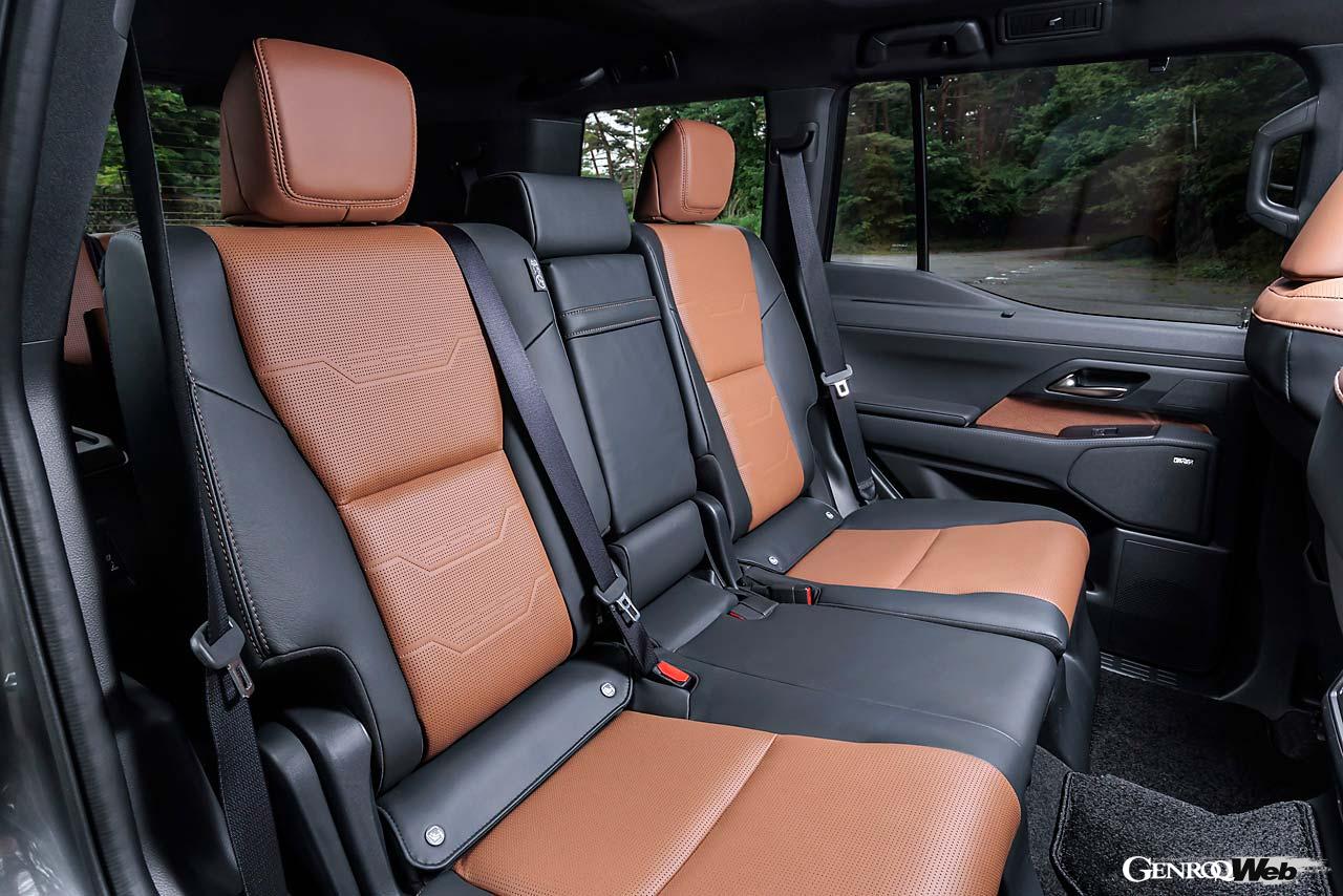 2024年に限定リリースされたGXが通常モデルとして販売を開始。ラインナップはオフロード仕様「オーバートレイル＋」とラグジュアリー仕様「バージョンL（写真）」の2種類。ベースはランドクルーザー250だが、インパネやセンターコンソールはGX向けに一新されている。乗車定員はオーバートレイル＋が5名、バージョンLは7名。後者のラゲッジルーム容量は7名乗車時171リットル、5名乗車時949リットル、2名乗車時2100リットル。タイヤサイズは前後265/50R22だ。