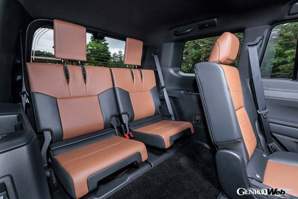 2024年に限定リリースされたGXが通常モデルとして販売を開始。ラインナップはオフロード仕様「オーバートレイル+」とラグジュアリー仕様「バージョンL(写真)」の2種類。ベースはランドクルーザー250だが、インパネやセンターコンソールはGX向けに一新されている。乗車定員はオーバートレイル+が5名、バージョンLは7名。後者のラゲッジルーム容量は7名乗車時171リットル、5名乗車時949リットル、2名乗車時2100リットル。タイヤサイズは前後265/50R22だ。