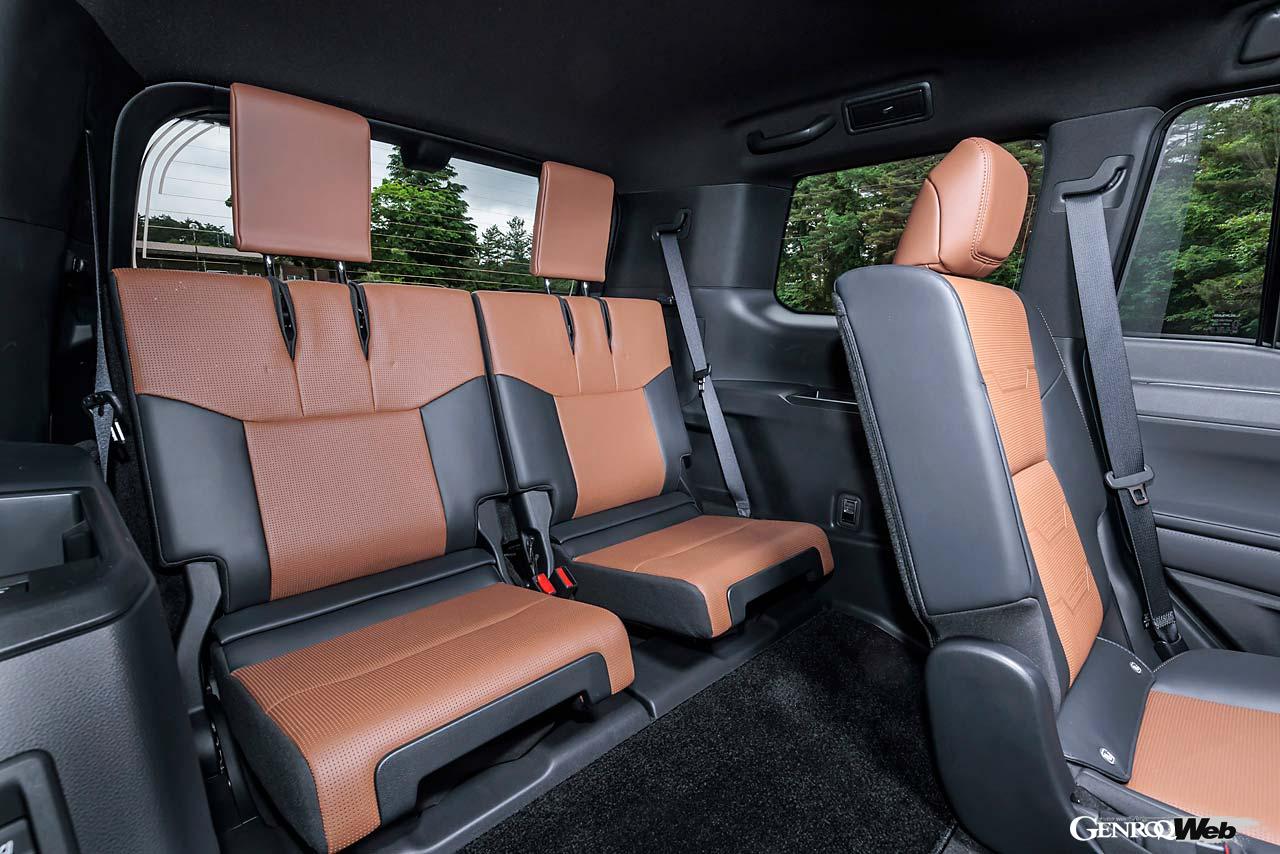 2024年に限定リリースされたGXが通常モデルとして販売を開始。ラインナップはオフロード仕様「オーバートレイル＋」とラグジュアリー仕様「バージョンL（写真）」の2種類。ベースはランドクルーザー250だが、インパネやセンターコンソールはGX向けに一新されている。乗車定員はオーバートレイル＋が5名、バージョンLは7名。後者のラゲッジルーム容量は7名乗車時171リットル、5名乗車時949リットル、2名乗車時2100リットル。タイヤサイズは前後265/50R22だ。