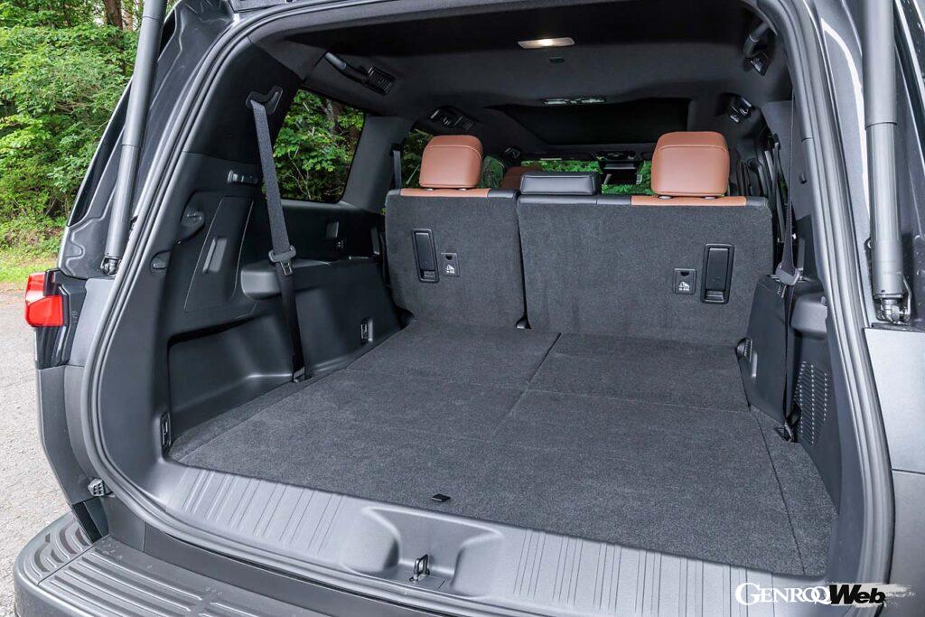 2024年に限定リリースされたGXが通常モデルとして販売を開始。ラインナップはオフロード仕様「オーバートレイル＋」とラグジュアリー仕様「バージョンL（写真）」の2種類。ベースはランドクルーザー250だが、インパネやセンターコンソールはGX向けに一新されている。乗車定員はオーバートレイル＋が5名、バージョンLは7名。後者のラゲッジルーム容量は7名乗車時171リットル、5名乗車時949リットル、2名乗車時2100リットル。タイヤサイズは前後265/50R22だ。