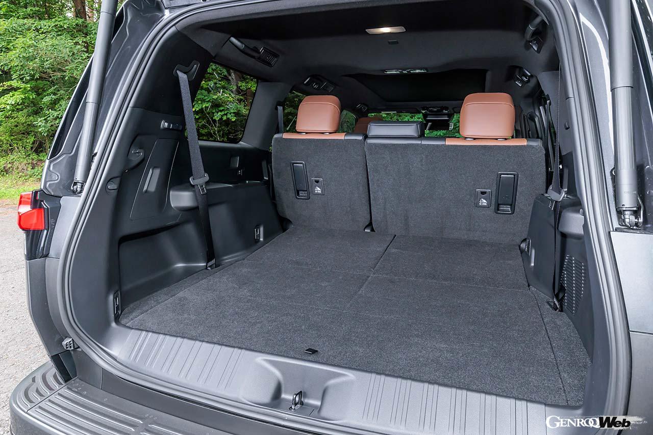 2024年に限定リリースされたGXが通常モデルとして販売を開始。ラインナップはオフロード仕様「オーバートレイル＋」とラグジュアリー仕様「バージョンL（写真）」の2種類。ベースはランドクルーザー250だが、インパネやセンターコンソールはGX向けに一新されている。乗車定員はオーバートレイル＋が5名、バージョンLは7名。後者のラゲッジルーム容量は7名乗車時171リットル、5名乗車時949リットル、2名乗車時2100リットル。タイヤサイズは前後265/50R22だ。