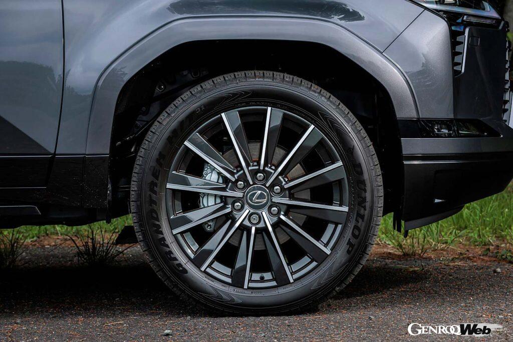 2024年に限定リリースされたGXが通常モデルとして販売を開始。ラインナップはオフロード仕様「オーバートレイル＋」とラグジュアリー仕様「バージョンL（写真）」の2種類。ベースはランドクルーザー250だが、インパネやセンターコンソールはGX向けに一新されている。乗車定員はオーバートレイル＋が5名、バージョンLは7名。後者のラゲッジルーム容量は7名乗車時171リットル、5名乗車時949リットル、2名乗車時2100リットル。タイヤサイズは前後265/50R22だ。