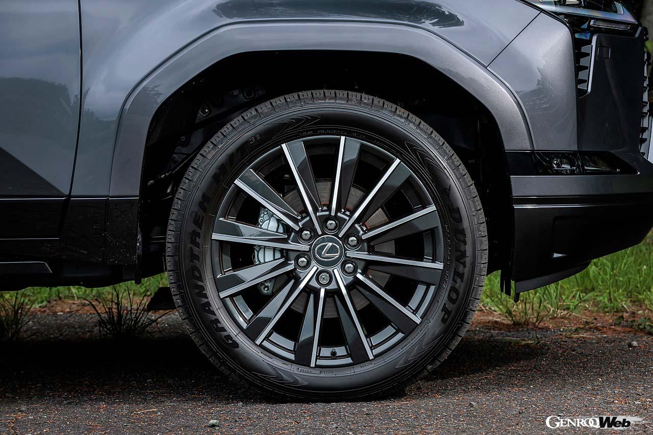 2024年に限定リリースされたGXが通常モデルとして販売を開始。ラインナップはオフロード仕様「オーバートレイル＋」とラグジュアリー仕様「バージョンL（写真）」の2種類。ベースはランドクルーザー250だが、インパネやセンターコンソールはGX向けに一新されている。乗車定員はオーバートレイル＋が5名、バージョンLは7名。後者のラゲッジルーム容量は7名乗車時171リットル、5名乗車時949リットル、2名乗車時2100リットル。タイヤサイズは前後265/50R22だ。