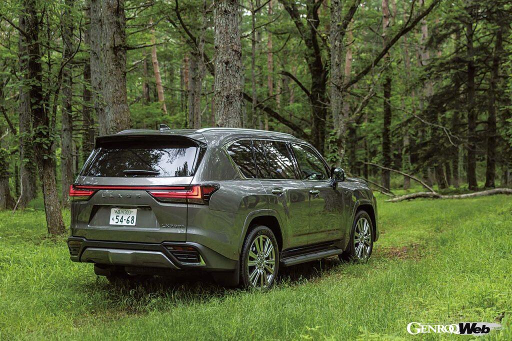 2022年の登場から3年を経てマイナーチェンジを果たした新型LX。ラインナップはLX700hとLX600で、グレードはそれぞれノーマル、エグゼクティブ、オーバートレイル＋の3種類が用意される。試乗車のエグゼクティブは後席をキャプテンシートとした4人乗り、その他グレードは5人乗りと7人乗りを選ぶことが可能。エグゼクティブのラゲッジルーム容量は580リットル。タイヤサイズはGXと同じ前後265/50R22だ。