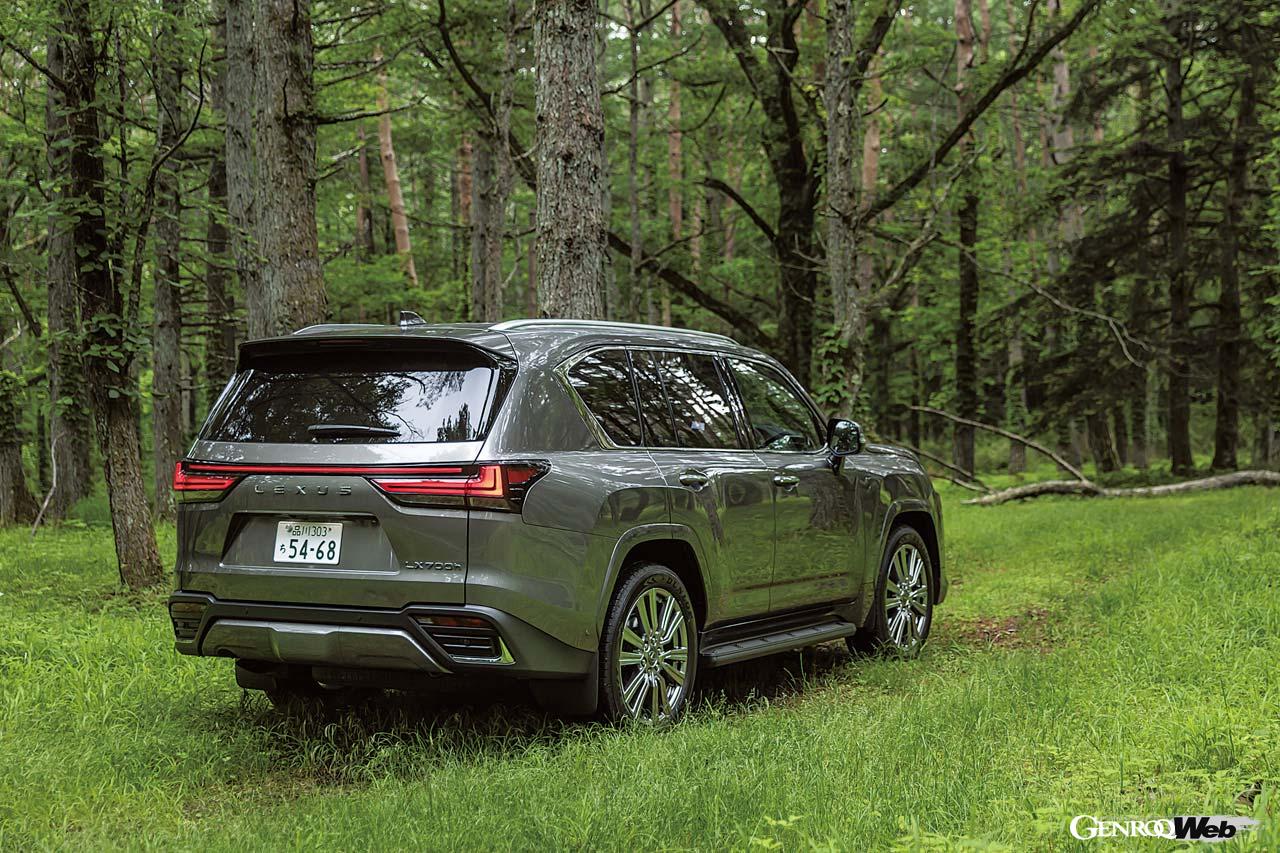 2022年の登場から3年を経てマイナーチェンジを果たした新型LX。ラインナップはLX700hとLX600で、グレードはそれぞれノーマル、エグゼクティブ、オーバートレイル＋の3種類が用意される。試乗車のエグゼクティブは後席をキャプテンシートとした4人乗り、その他グレードは5人乗りと7人乗りを選ぶことが可能。エグゼクティブのラゲッジルーム容量は580リットル。タイヤサイズはGXと同じ前後265/50R22だ。