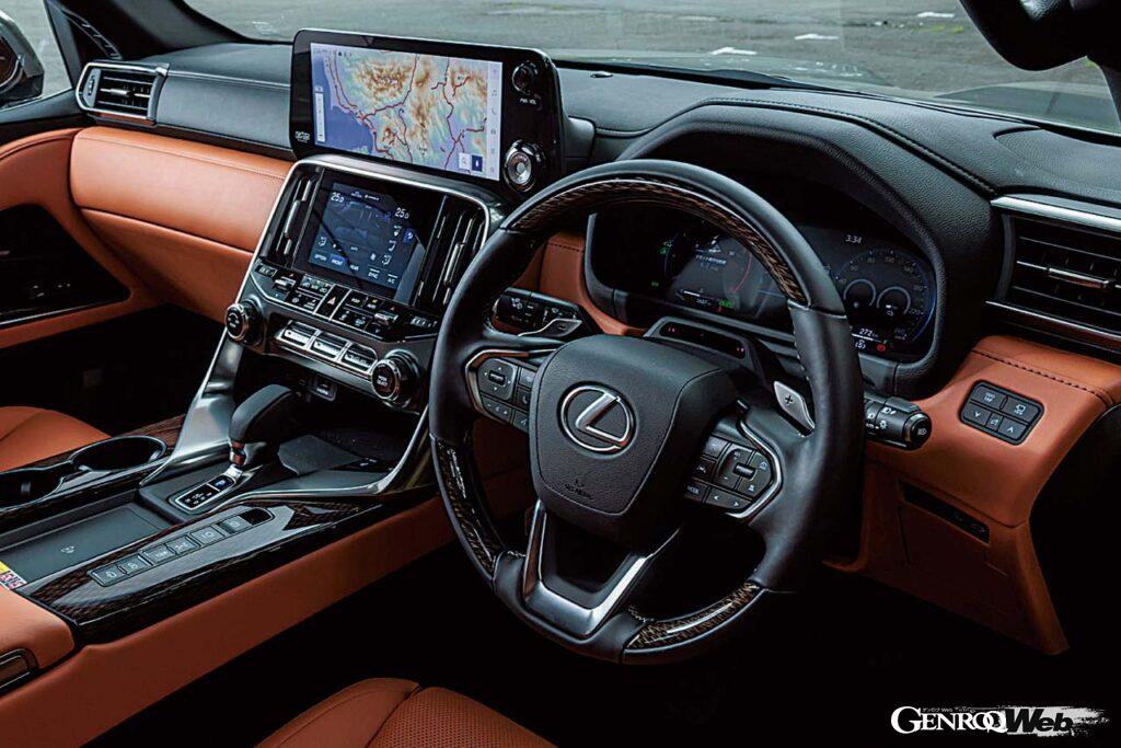 2022年の登場から3年を経てマイナーチェンジを果たした新型LX。ラインナップはLX700hとLX600で、グレードはそれぞれノーマル、エグゼクティブ、オーバートレイル＋の3種類が用意される。試乗車のエグゼクティブは後席をキャプテンシートとした4人乗り、その他グレードは5人乗りと7人乗りを選ぶことが可能。エグゼクティブのラゲッジルーム容量は580リットル。タイヤサイズはGXと同じ前後265/50R22だ。