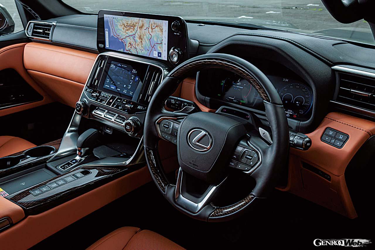 2022年の登場から3年を経てマイナーチェンジを果たした新型LX。ラインナップはLX700hとLX600で、グレードはそれぞれノーマル、エグゼクティブ、オーバートレイル＋の3種類が用意される。試乗車のエグゼクティブは後席をキャプテンシートとした4人乗り、その他グレードは5人乗りと7人乗りを選ぶことが可能。エグゼクティブのラゲッジルーム容量は580リットル。タイヤサイズはGXと同じ前後265/50R22だ。