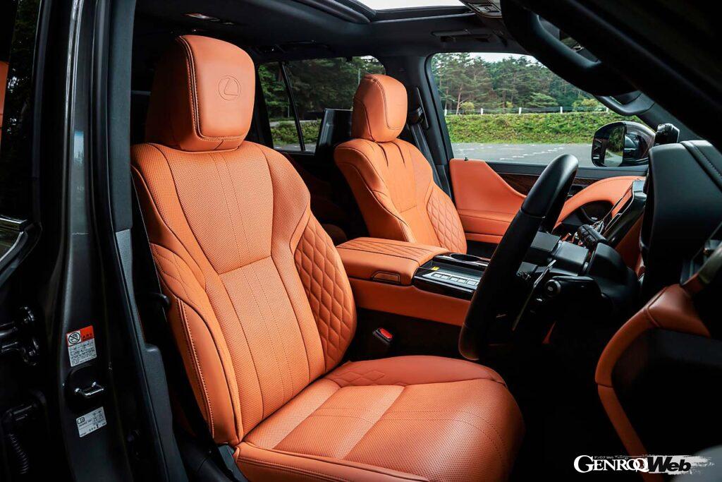 2022年の登場から3年を経てマイナーチェンジを果たした新型LX。ラインナップはLX700hとLX600で、グレードはそれぞれノーマル、エグゼクティブ、オーバートレイル＋の3種類が用意される。試乗車のエグゼクティブは後席をキャプテンシートとした4人乗り、その他グレードは5人乗りと7人乗りを選ぶことが可能。エグゼクティブのラゲッジルーム容量は580リットル。タイヤサイズはGXと同じ前後265/50R22だ。