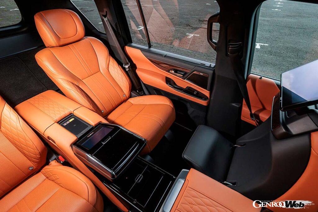 2022年の登場から3年を経てマイナーチェンジを果たした新型LX。ラインナップはLX700hとLX600で、グレードはそれぞれノーマル、エグゼクティブ、オーバートレイル＋の3種類が用意される。試乗車のエグゼクティブは後席をキャプテンシートとした4人乗り、その他グレードは5人乗りと7人乗りを選ぶことが可能。エグゼクティブのラゲッジルーム容量は580リットル。タイヤサイズはGXと同じ前後265/50R22だ。