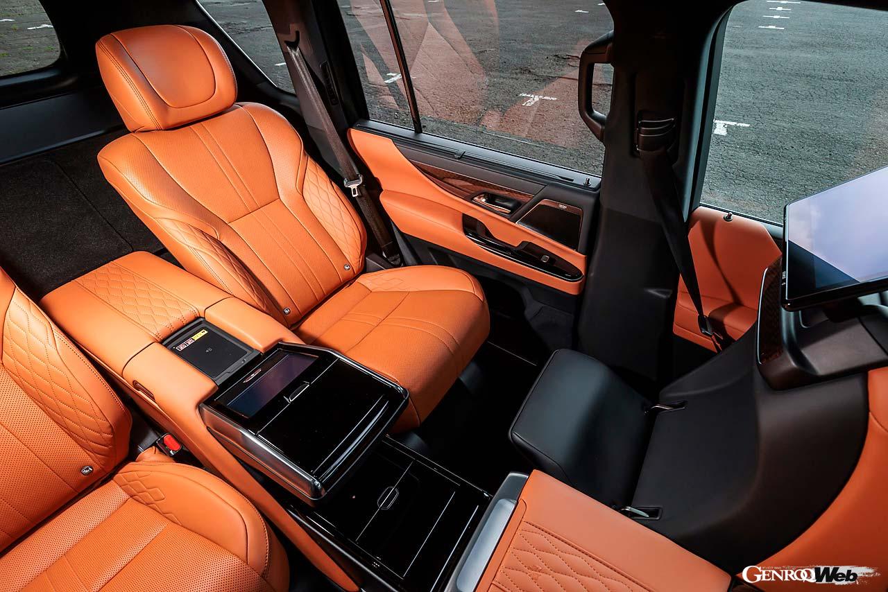 2022年の登場から3年を経てマイナーチェンジを果たした新型LX。ラインナップはLX700hとLX600で、グレードはそれぞれノーマル、エグゼクティブ、オーバートレイル＋の3種類が用意される。試乗車のエグゼクティブは後席をキャプテンシートとした4人乗り、その他グレードは5人乗りと7人乗りを選ぶことが可能。エグゼクティブのラゲッジルーム容量は580リットル。タイヤサイズはGXと同じ前後265/50R22だ。