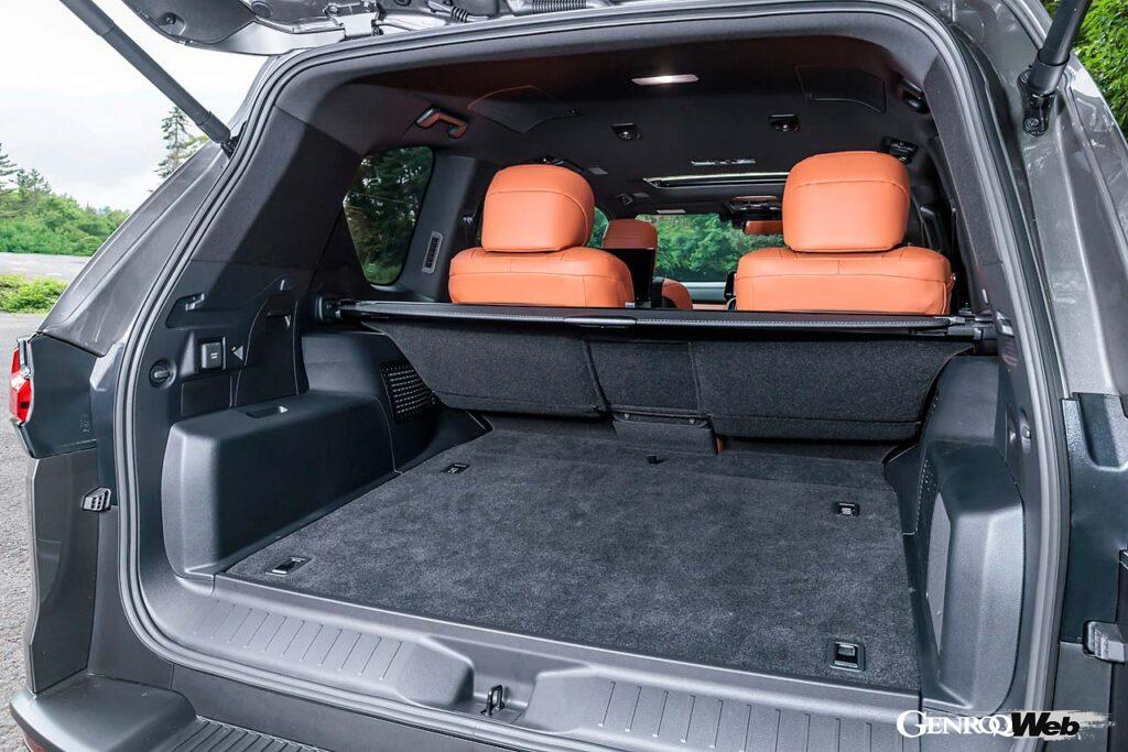 2022年の登場から3年を経てマイナーチェンジを果たした新型LX。ラインナップはLX700hとLX600で、グレードはそれぞれノーマル、エグゼクティブ、オーバートレイル+の3種類が用意される。試乗車のエグゼクティブは後席をキャプテンシートとした4人乗り、その他グレードは5人乗りと7人乗りを選ぶことが可能。エグゼクティブのラゲッジルーム容量は580リットル。タイヤサイズはGXと同じ前後265/50R22だ。